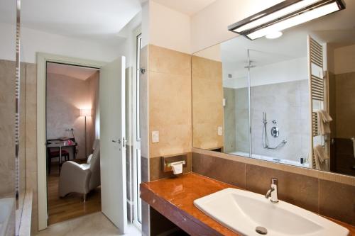 Breaking Business Hotel Room Type - Triple Room