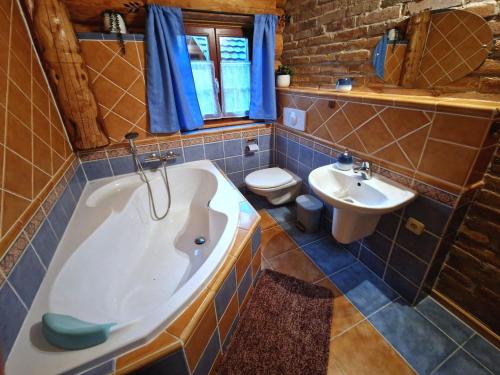 Vannas istaba, Relax Srub Kunějov (Relax Srub Kunejov) in Horni Pena
