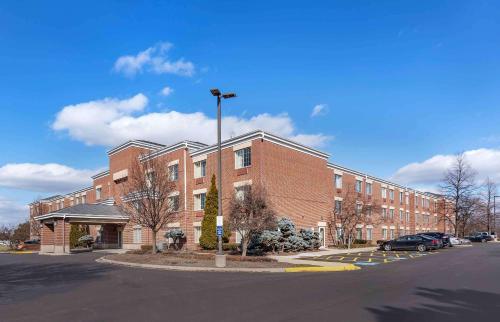 Extended Stay America Select Suites - Chicago - Westmont - Oak Brook in Westmont, USA