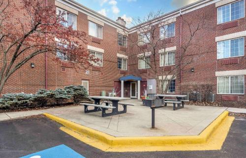 Extended Stay America Select Suites - Chicago - Westmont - Oak Brook in Westmont, USA