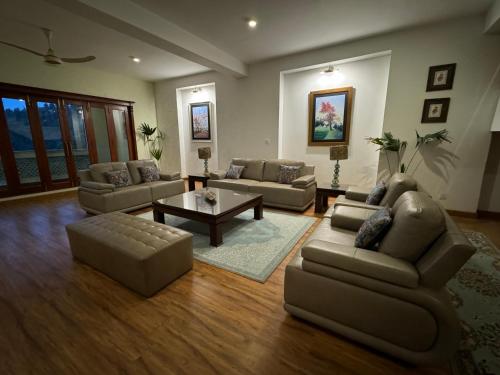 3-BR Murree Hills Hideaway with Scenic View - image 3