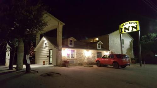 Cedar Creek Inn - 출입구
