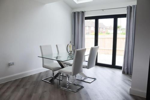 Spacious 2 Bedroom Home Next To Queen Victoria Hospital in 東格林斯蒂德