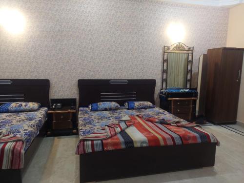 Family Guest House in Gulshan-e-iqbal  block-10 - image 10