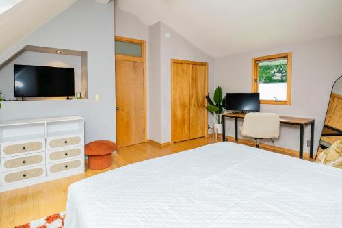 Private Loft Close to IU, King Bed, Whirlpool Tub in Bloomington, USA