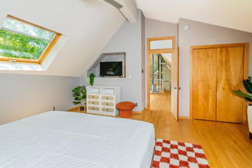 Private Loft Close to IU, King Bed, Whirlpool Tub in Bloomington, USA