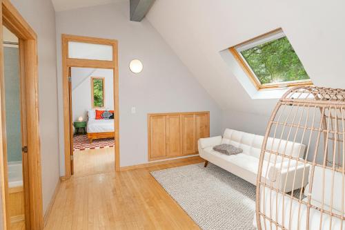 Private Loft Close to IU, King Bed, Whirlpool Tub in Bloomington, USA