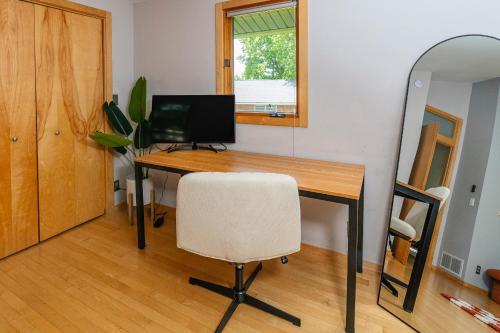 Private Loft Close to IU, King Bed, Whirlpool Tub in Bloomington, USA