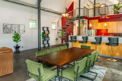 Private Loft Close to IU, King Bed, Whirlpool Tub in Bloomington, USA