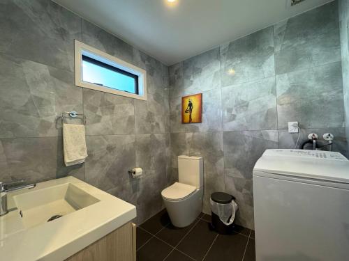 NO PARTY ALLOWED, Entire Brand New 3 bedroom townhouse, free unlimited fibre wifi and free parking NO PARTY ALLOWED, Entire Brand New 3 bedroom townhouse, free unlimited fibre wifi and free parking