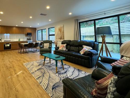 NO PARTY ALLOWED, Entire Brand New 3 bedroom townhouse, free unlimited fibre wifi and free parking NO PARTY ALLOWED, Entire Brand New 3 bedroom townhouse, free unlimited fibre wifi and free parking