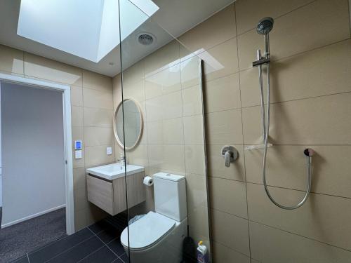 NO PARTY ALLOWED, Entire Brand New 3 bedroom townhouse, free unlimited fibre wifi and free parking NO PARTY ALLOWED, Entire Brand New 3 bedroom townhouse, free unlimited fibre wifi and free parking