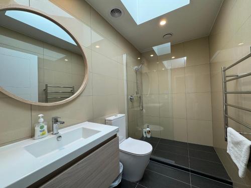 NO PARTY ALLOWED, Entire Brand New 3 bedroom townhouse, free unlimited fibre wifi and free parking NO PARTY ALLOWED, Entire Brand New 3 bedroom townhouse, free unlimited fibre wifi and free parking