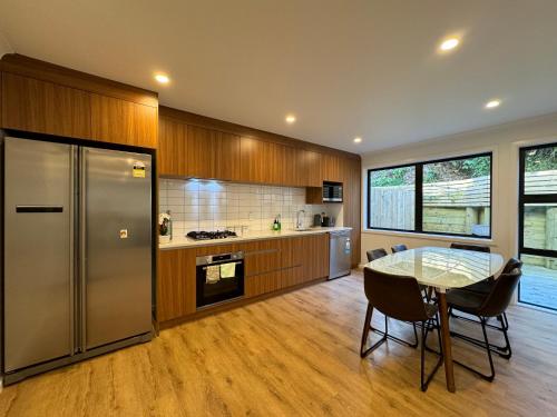 NO PARTY ALLOWED, Entire Brand New 3 bedroom townhouse, free unlimited fibre wifi and free parking in North Wellington