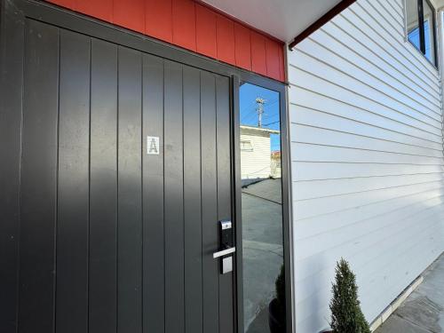 NO PARTY ALLOWED, Entire Brand New 3 bedroom townhouse, free unlimited fibre wifi and free parking NO PARTY ALLOWED, Entire Brand New 3 bedroom townhouse, free unlimited fibre wifi and free parking