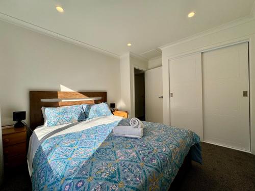 NO PARTY ALLOWED, Entire Brand New 3 bedroom townhouse, free unlimited fibre wifi and free parking NO PARTY ALLOWED, Entire Brand New 3 bedroom townhouse, free unlimited fibre wifi and free parking