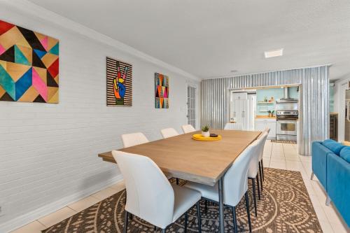 Upscale Modern Home with perfect triad location in ไฮน์พอยต์ (NC)