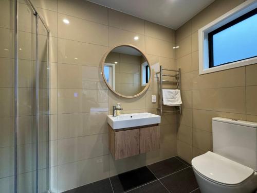 NO PARTY ALLOWED, Entire Brand New 3 bedroom townhouse, free unlimited fibre wifi and free parking NO PARTY ALLOWED, Entire Brand New 3 bedroom townhouse, free unlimited fibre wifi and free parking