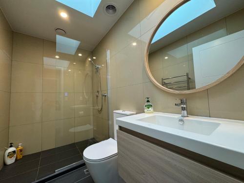 NO PARTY ALLOWED, Entire Brand New 3 bedroom townhouse, free unlimited fibre wifi and free parking NO PARTY ALLOWED, Entire Brand New 3 bedroom townhouse, free unlimited fibre wifi and free parking