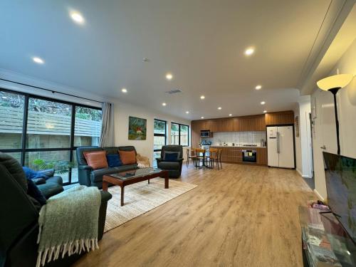 NO PARTY ALLOWED, Entire Brand New 3 bedroom townhouse, free unlimited fibre wifi and free parking NO PARTY ALLOWED, Entire Brand New 3 bedroom townhouse, free unlimited fibre wifi and free parking