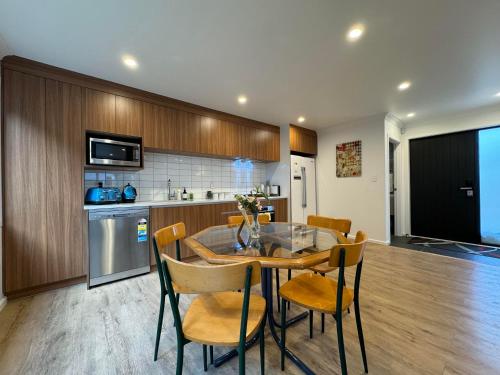 NO PARTY ALLOWED, Entire Brand New 3 bedroom townhouse, free unlimited fibre wifi and free parking NO PARTY ALLOWED, Entire Brand New 3 bedroom townhouse, free unlimited fibre wifi and free parking