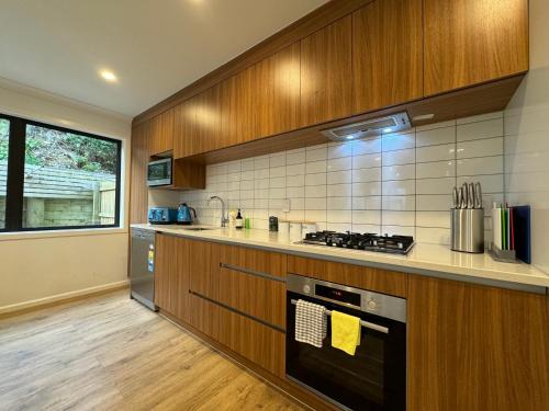 NO PARTY ALLOWED, Entire Brand New 3 bedroom townhouse, free unlimited fibre wifi and free parking NO PARTY ALLOWED, Entire Brand New 3 bedroom townhouse, free unlimited fibre wifi and free parking