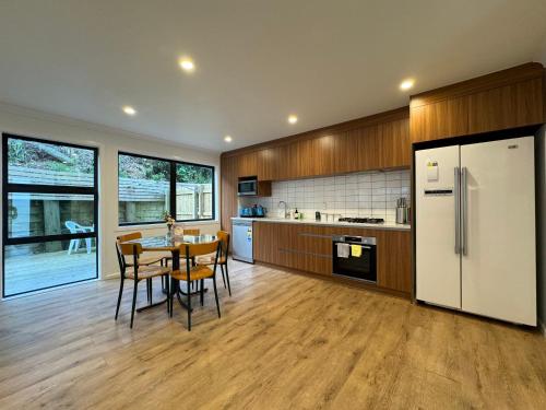 Kitchen, NO PARTY ALLOWED, Entire Brand New 3 bedroom townhouse, free unlimited fibre wifi and free parking in North Wellington