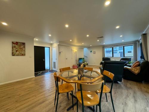 NO PARTY ALLOWED, Entire Brand New 3 bedroom townhouse, free unlimited fibre wifi and free parking NO PARTY ALLOWED, Entire Brand New 3 bedroom townhouse, free unlimited fibre wifi and free parking