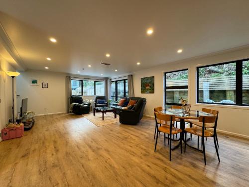 NO PARTY ALLOWED, Entire Brand New 3 bedroom townhouse, free unlimited fibre wifi and free parking NO PARTY ALLOWED, Entire Brand New 3 bedroom townhouse, free unlimited fibre wifi and free parking