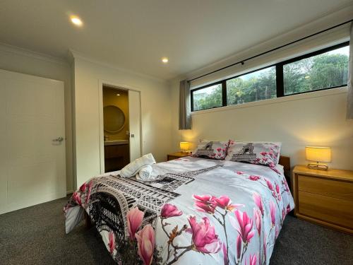 NO PARTY ALLOWED, Entire Brand New 3 bedroom townhouse, free unlimited fibre wifi and free parking NO PARTY ALLOWED, Entire Brand New 3 bedroom townhouse, free unlimited fibre wifi and free parking