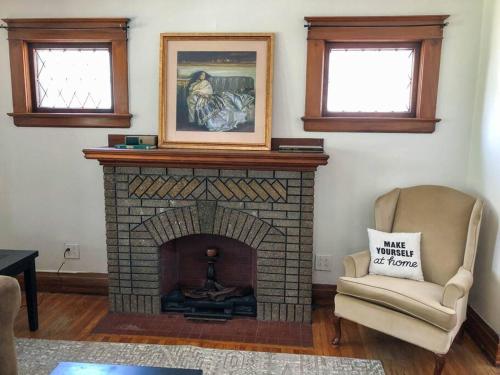 Contemporary Craftsman by the Niagara River USA in Niagara Falls, USA