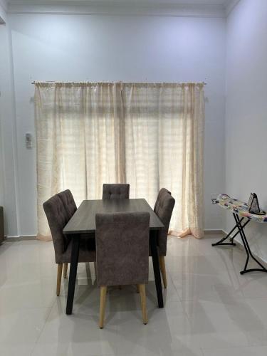 Homestay Kemaman Fyna08 Semi-D, 4 Bedrooms Dekat Pantai Kijal in Golf Course