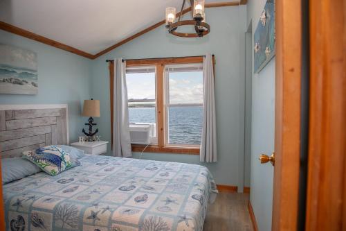 ZaLo House Waterline cabin with Hot Tub Pets in Plattsburgh
