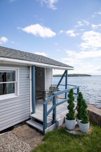ZaLo House Waterline cabin with Hot Tub Pets in Plattsburgh