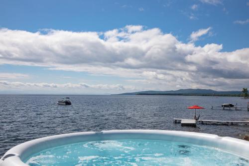 ZaLo House Waterline cabin with Hot Tub Pets in Plattsburgh