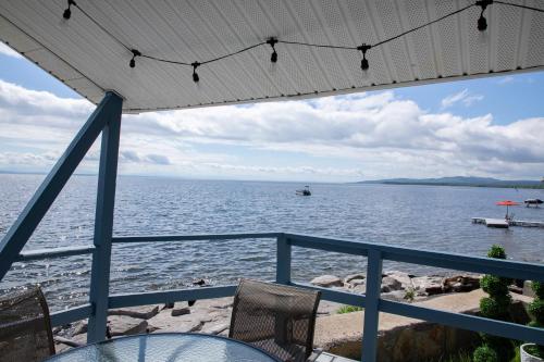 ZaLo House Waterline cabin with Hot Tub Pets in Plattsburgh