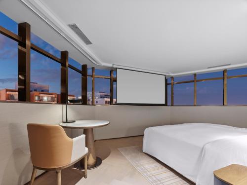 Deluxe King Suite room in DoubleTree by Hilton Beijing East Third Ring Road