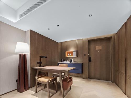 Deluxe King Suite image 10