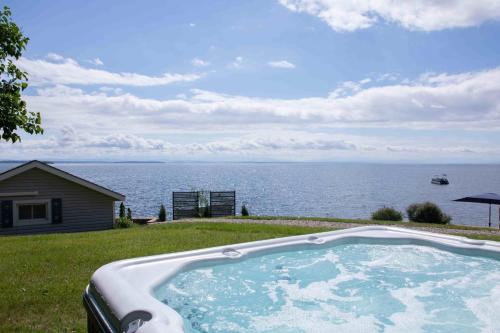 bubbelbad, ZaLo Manor House Lakefront hot tub pets in Plattsburgh