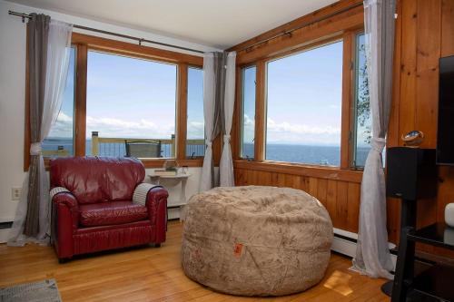 ZaLo Manor House Lakefront hot tub pets in Peru, USA