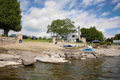ZaLo Manor House Lakefront hot tub pets in Peru, USA