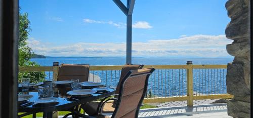 ZaLo Manor House Lakefront hot tub pets in Plattsburgh
