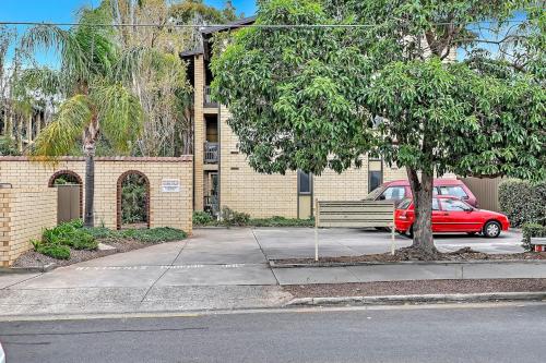 'Treetops at Glenelg' Coastal Stay with Leafy Patio, Adelaide (photo 8)