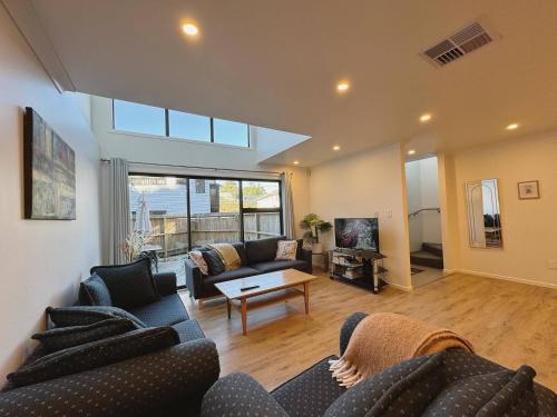 NO PARTY ALLOWED, Entire Brand New 3 bedroom townhouse, free unlimited fibre wifi and free parking NO PARTY ALLOWED, Entire Brand New 3 bedroom townhouse, free unlimited fibre wifi and free parking