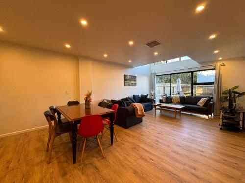 NO PARTY ALLOWED, Entire Brand New 3 bedroom townhouse, free unlimited fibre wifi and free parking NO PARTY ALLOWED, Entire Brand New 3 bedroom townhouse, free unlimited fibre wifi and free parking