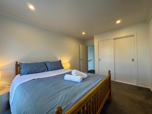 NO PARTY ALLOWED, Entire Brand New 3 bedroom townhouse, free unlimited fibre wifi and free parking NO PARTY ALLOWED, Entire Brand New 3 bedroom townhouse, free unlimited fibre wifi and free parking