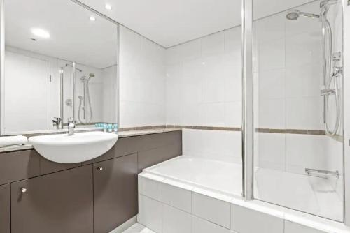 KozyGuru | Haymarket | Modern City Studio - image 14