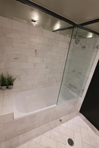 Stunning 1Bed Surry Hills Balcony Apt w Parking - image 14