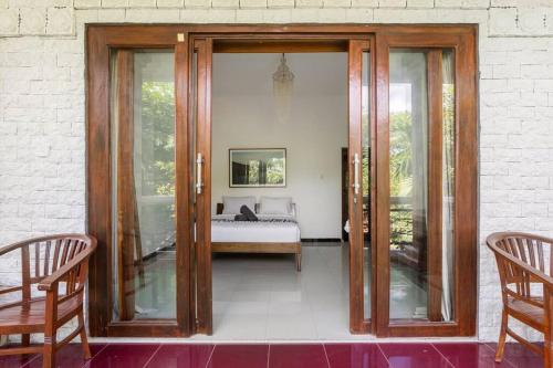 Tropical 4 bed 4 bath with large garden and private pool