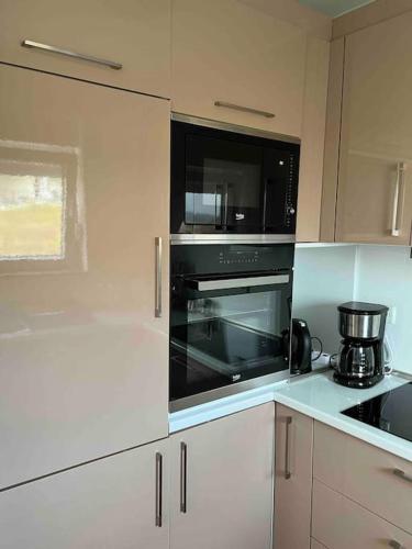 ห้องครัว, komplettes Haus mit moderner Ausstattung in ruhiger Lage in คินยีลาเน